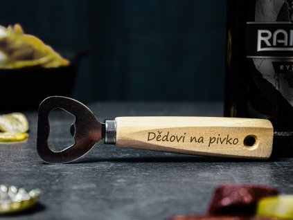 G82 Dědovi na pivko dřevěný otvírák na pivo dárek pro muže dárek k Vánocům uHoblinky.cz