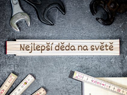 G44 Nejlepší děda na světě skladaci dreveny metr metr s napisem dreveny metr darek darek pro muze darek k vanocum uHoblinky.cz