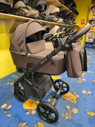 Přijďte si pro oblíbené a kvalitní kočárky Roan Bass Next ❤️ s taškou na rukojeť, pláštěnkou dekou a moskytiérou. Přibyla...