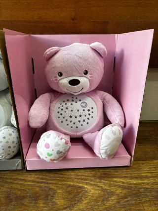 Hledáte super roztomilý dárek?🥰❤️ Přijďte si pro krásné medvídky Chicco 🤗❤️ Cena 1.099,- Svítí několika barvami. Hrají...