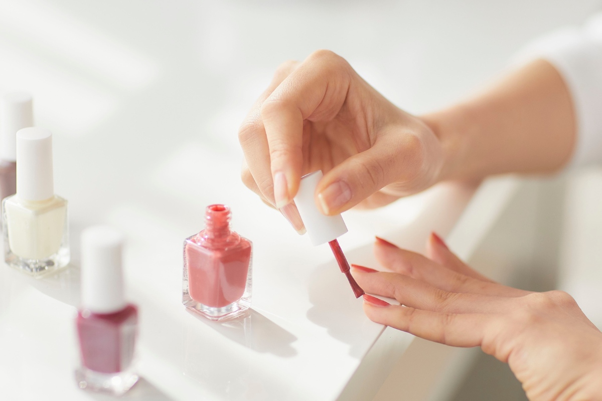 Jak odstranit lak na nehty z oblečení během chvilky