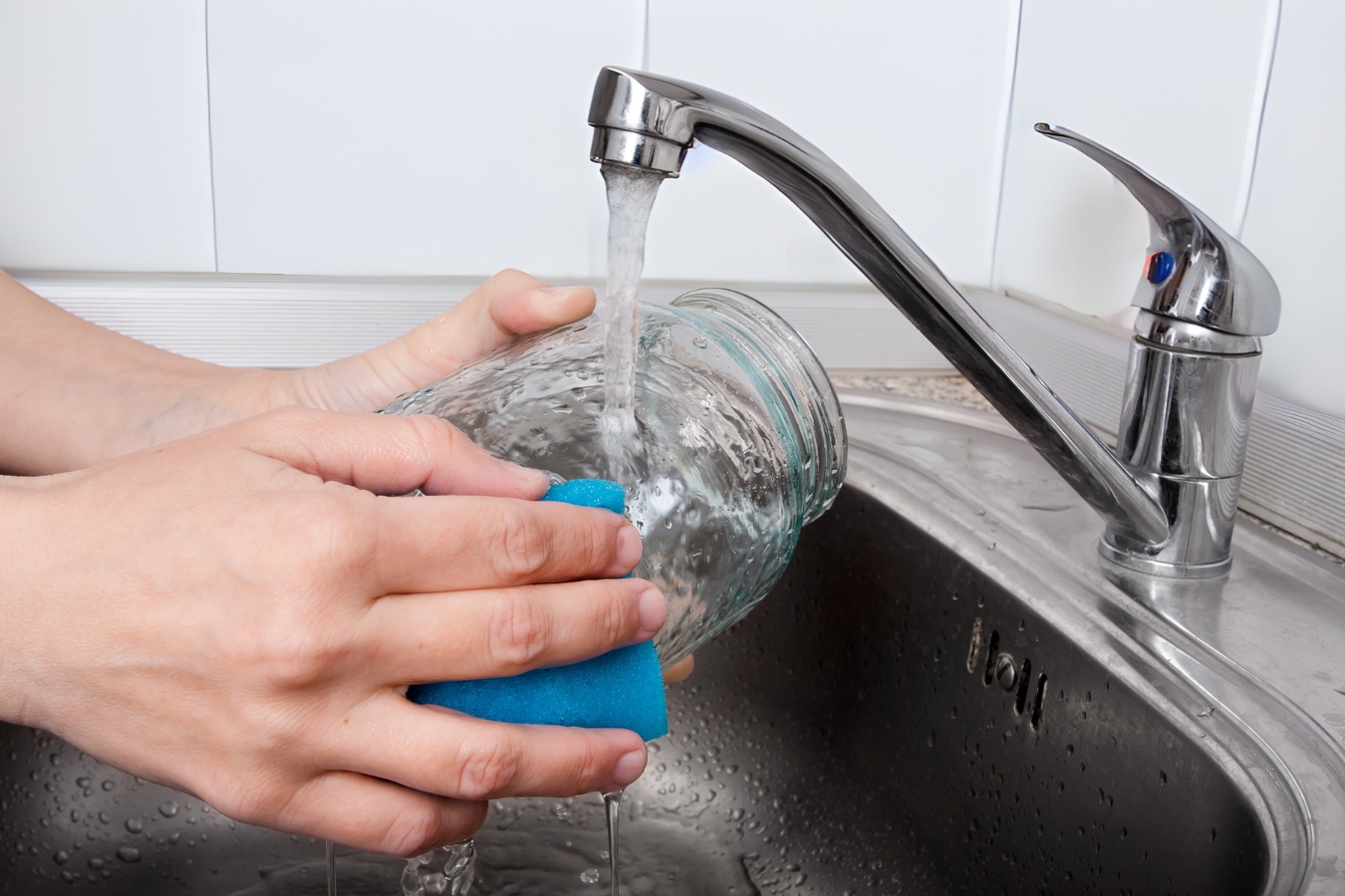 Jak odstranit lepidlo ze skla a plastu