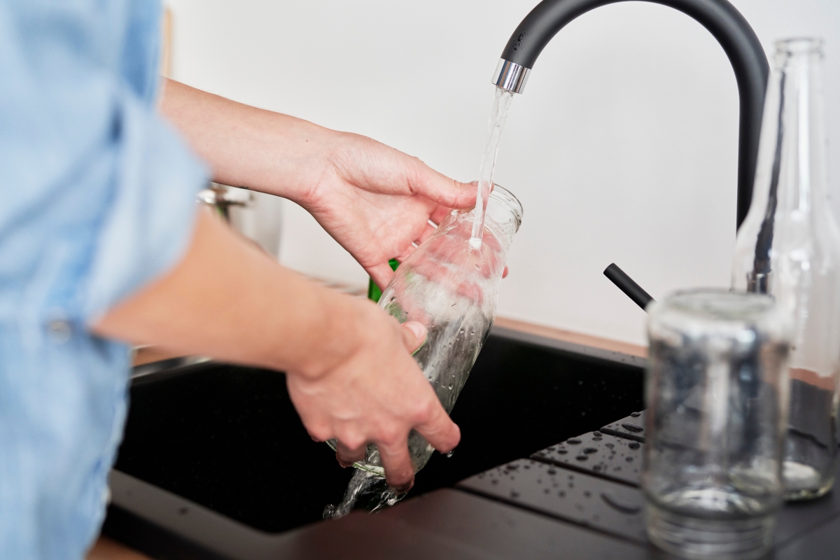 Jak vyčistit lahev od plísně, špíny i zápachu