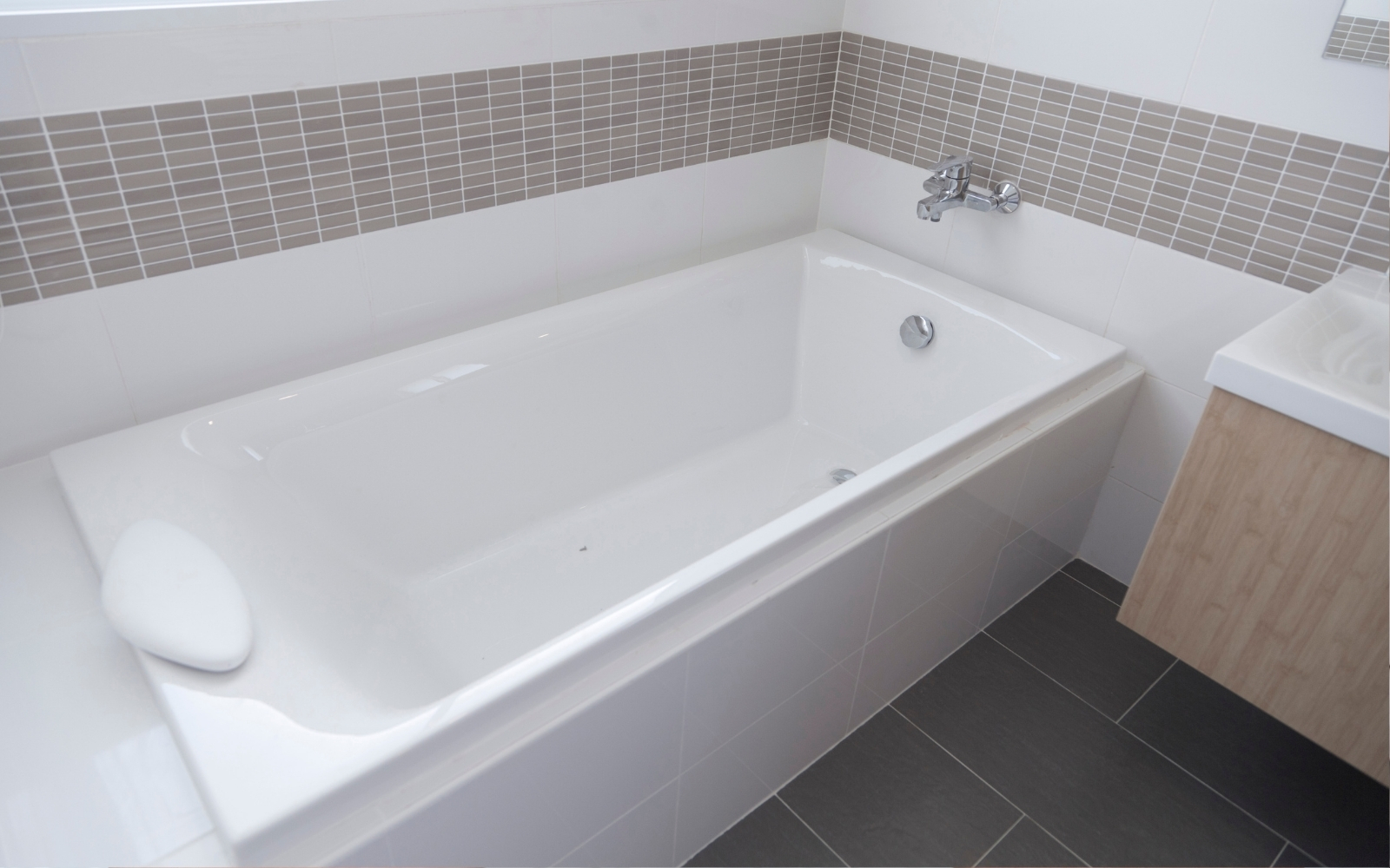 Jak vybělit zažloutlou vanu, aby zase zářila