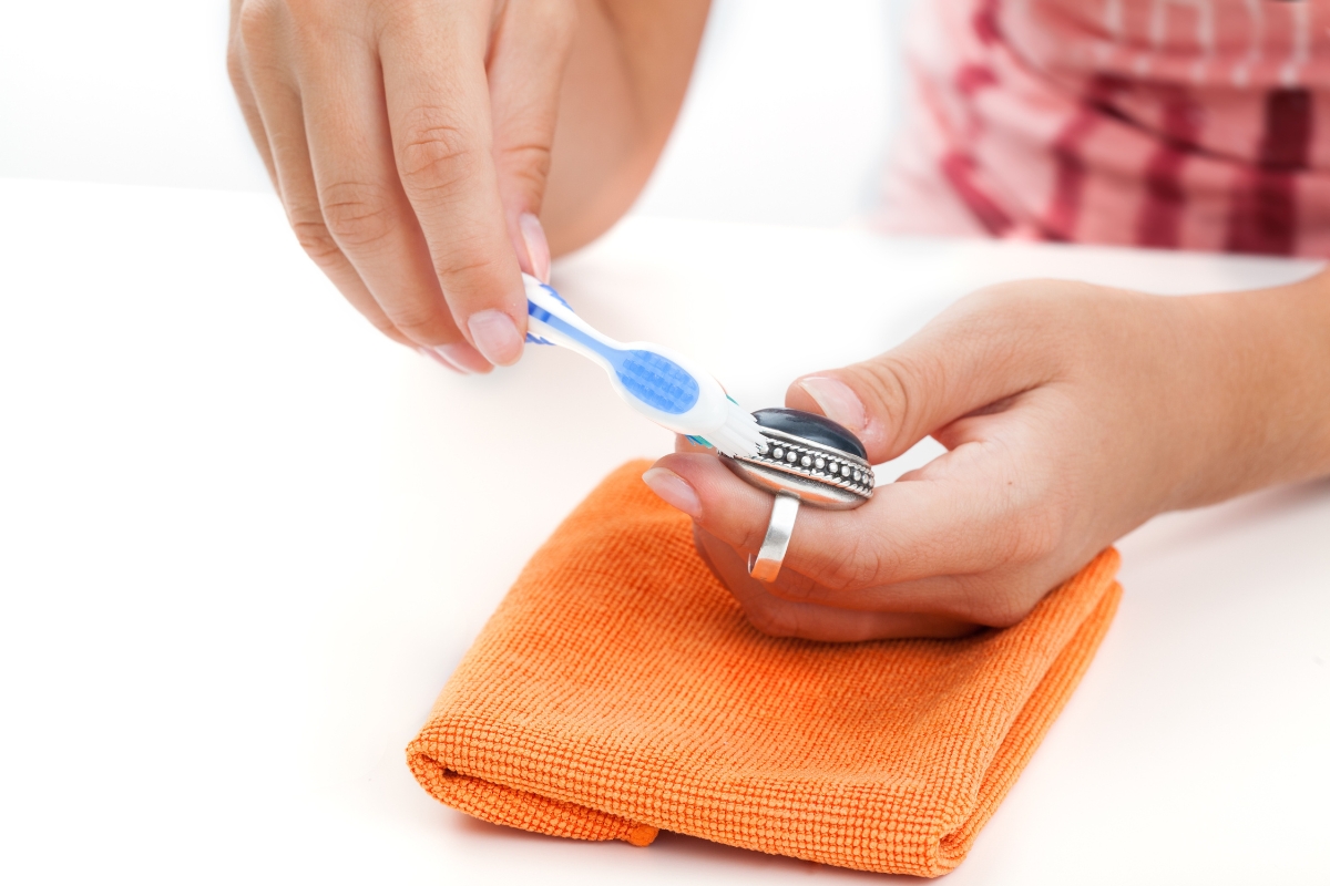 Jak vyčistit chirurgickou ocel, aby se šperk nezničil