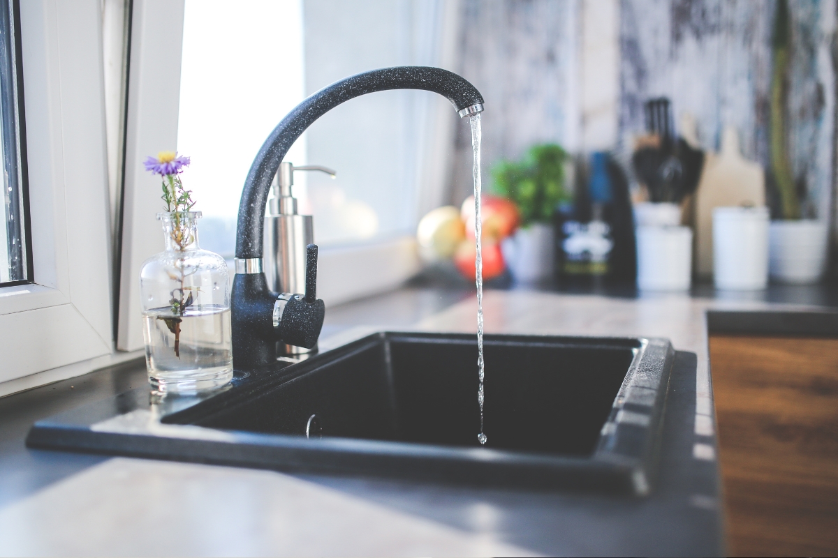 Jak vyčistit granitový dřez a správně o něj pečovat: kompletní návod