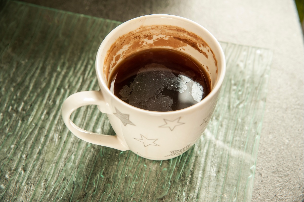 Jak vyčistit hrnek od čaje od usazených skvrn a jak jim předcházet?