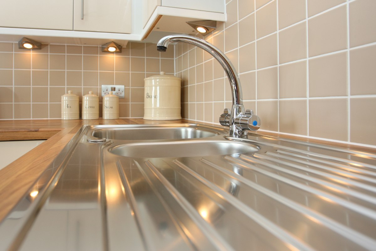 Jak vyčistit nerezový dřez, aby se krásně blýskal