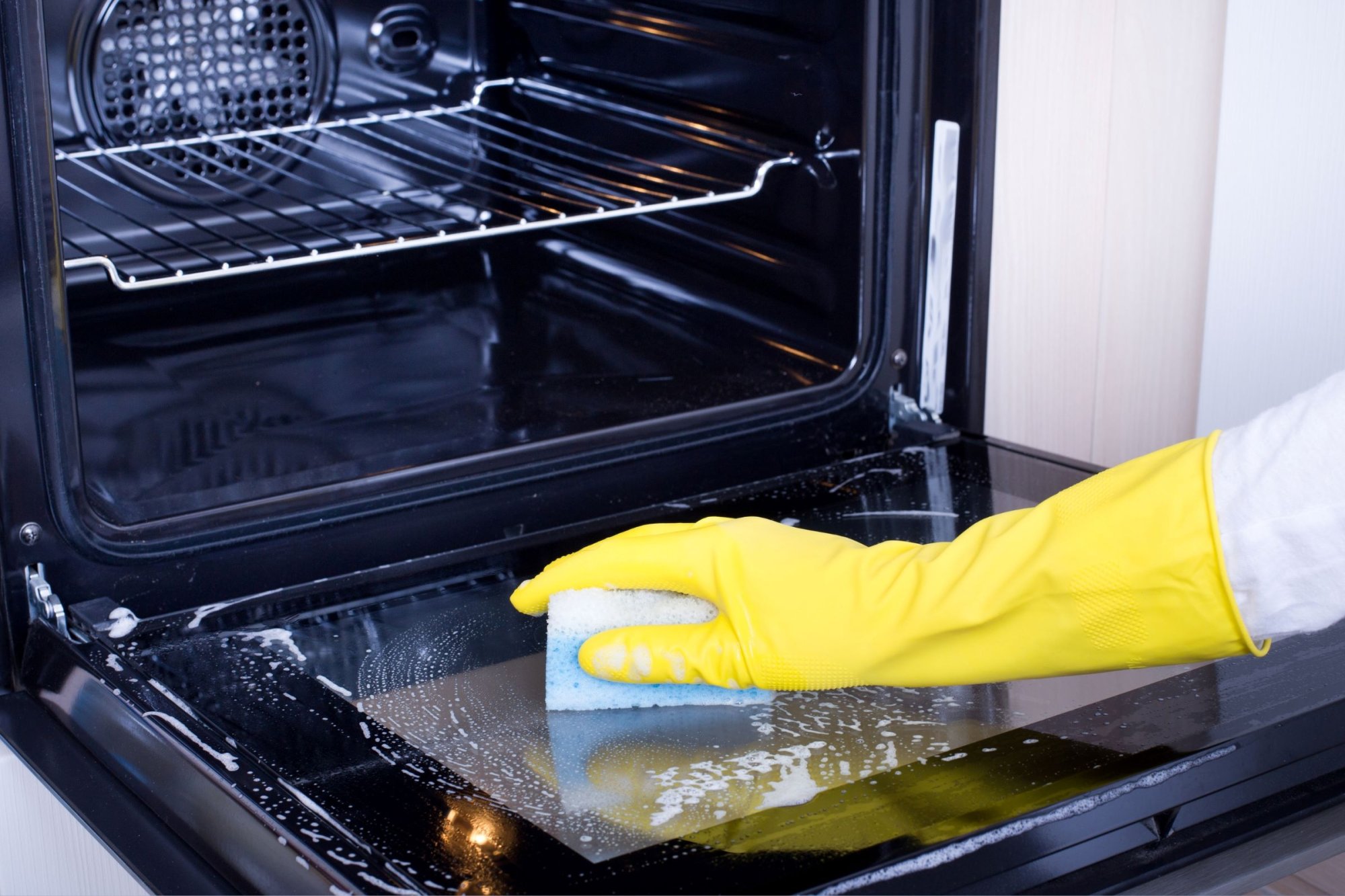 Jak vyčistit sklo u trouby od mastnoty a připálenin