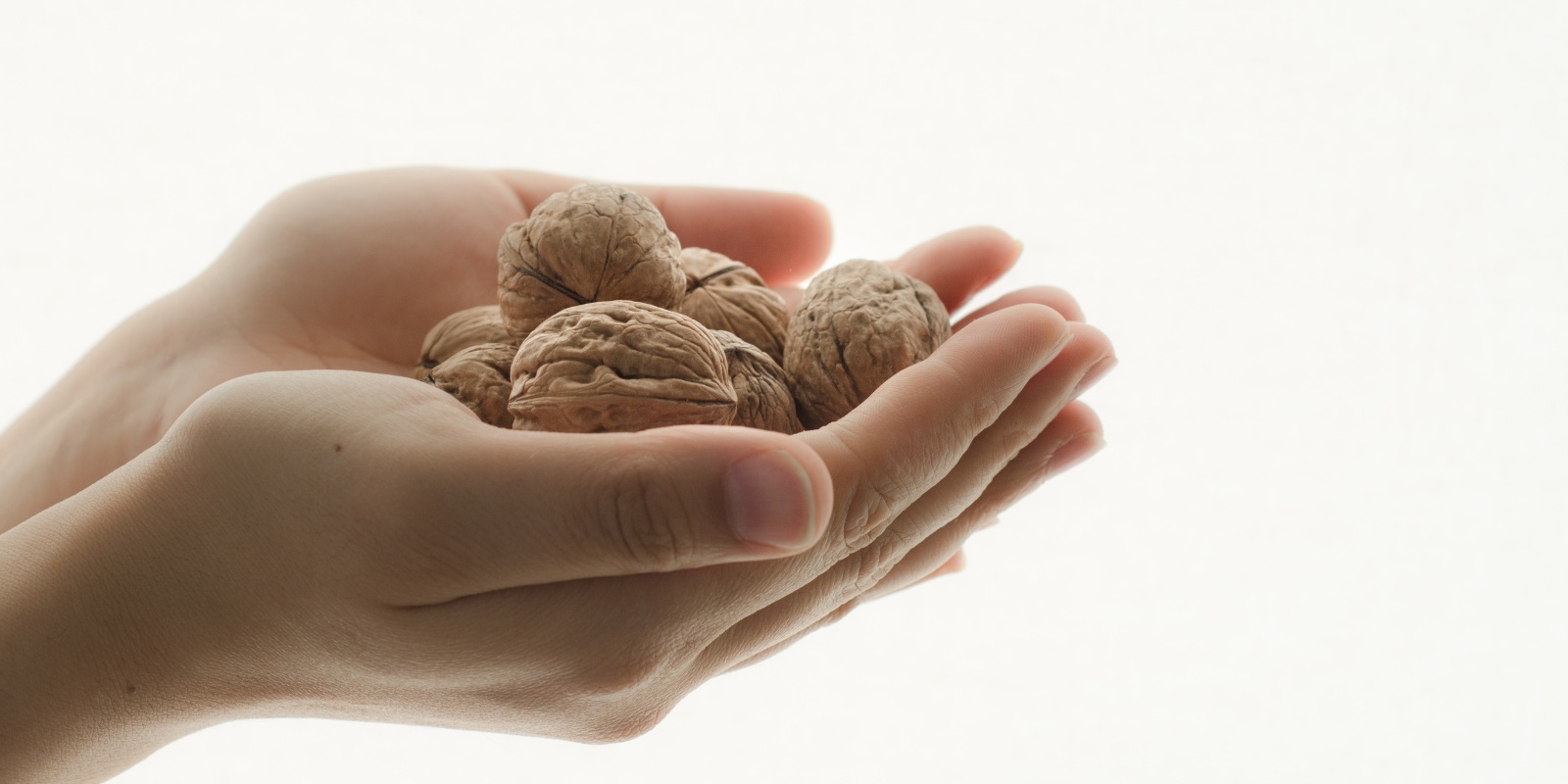Jak umýt ruce od ořechů