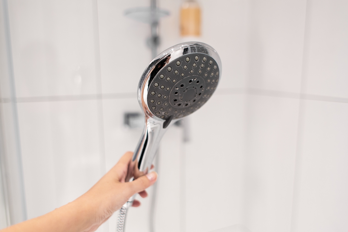 Jak vyčistit sprchovou hlavici od špíny i vodního kamene