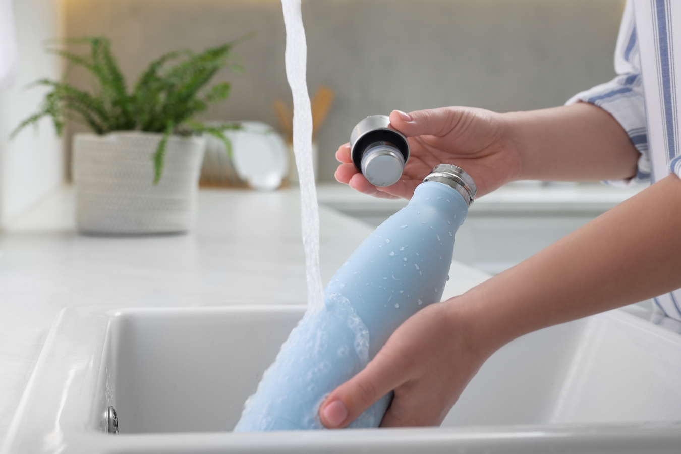 Jak vyčistit termosku od špíny, plísně i zápachu