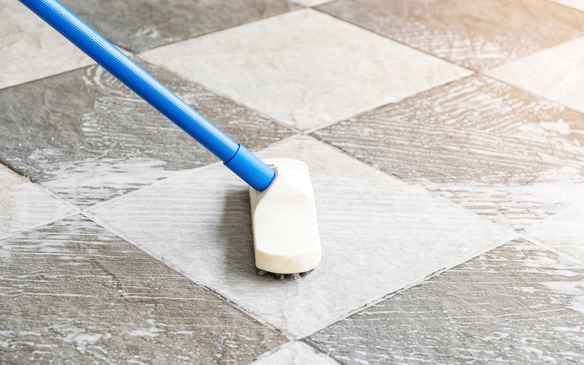 Jak vyčistit venkovní dlažbu, aby zářila jako nová – od zámkové po beton