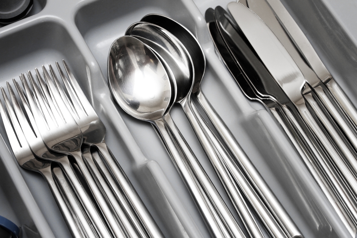 Jak vyčistit zašlé příbory, aby se leskly jako nové