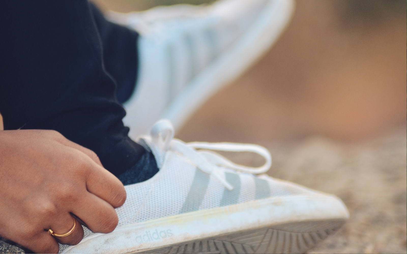 Jak vyčistit zažloutlé podrážky, aby zase zářily