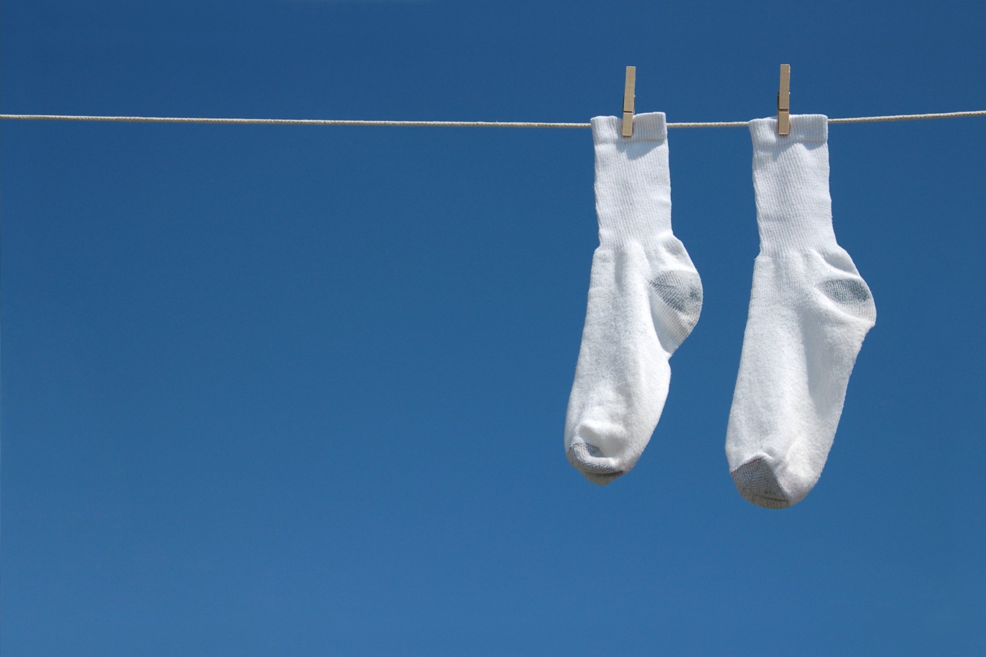 Jak vyprat bílé ponožky, aby zase zářily