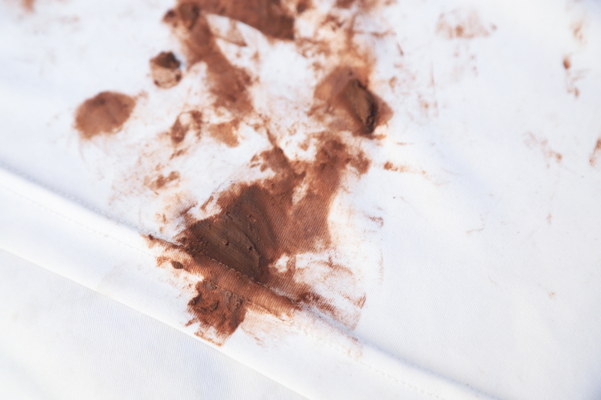 Jak vyprat zaschlou čokoládu z oblečení