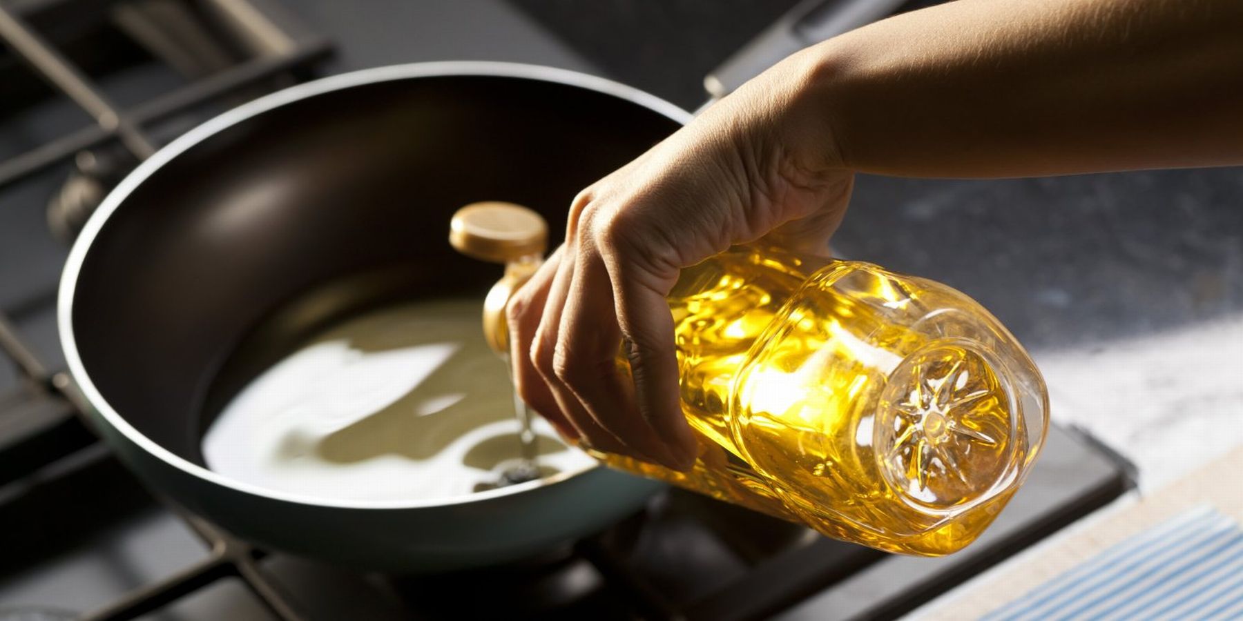 Použitý kuchyňský olej do záchodu nepatří. Jak ho správně recyklovat?