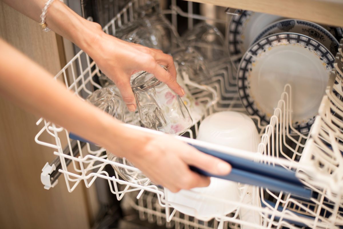 Nádobí z myčky zapáchá? Takhle odstraníš zápach myčky raz dva