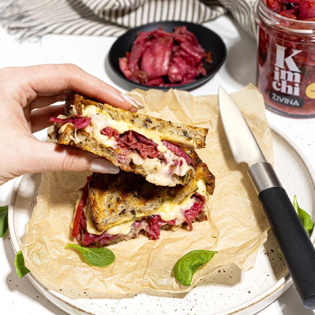 Kimchi podávané s toustem a masem