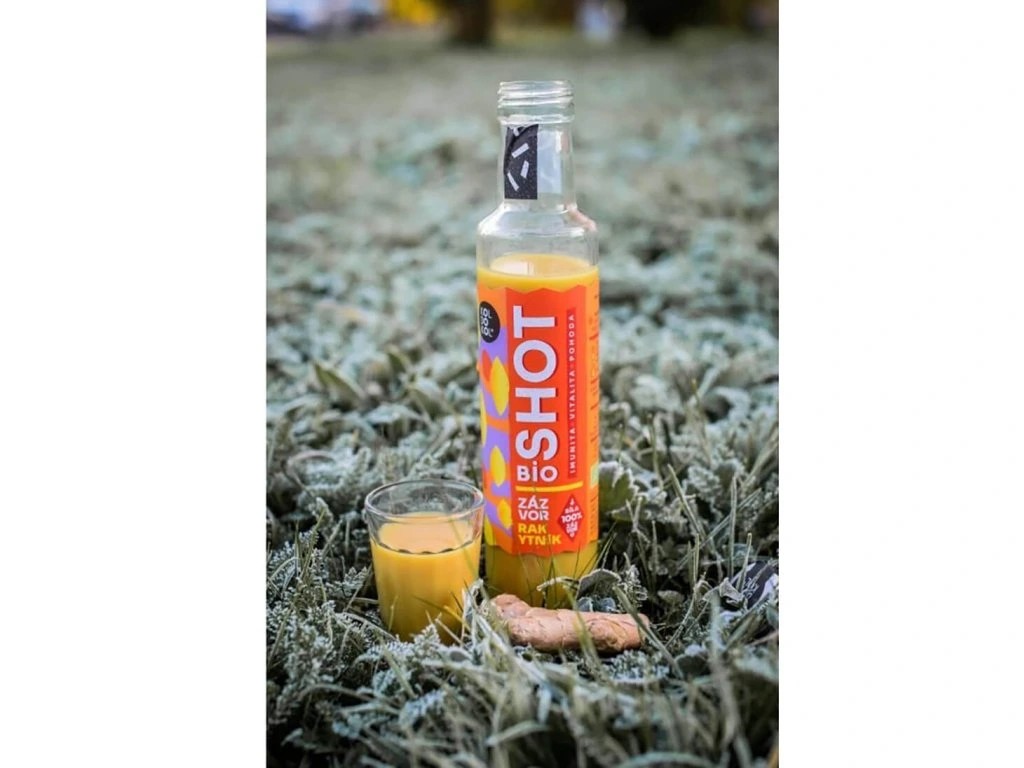 Sklenice čerstvé šťávy plné vitamínů