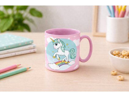 Dětská hrníček na pastelovém stole