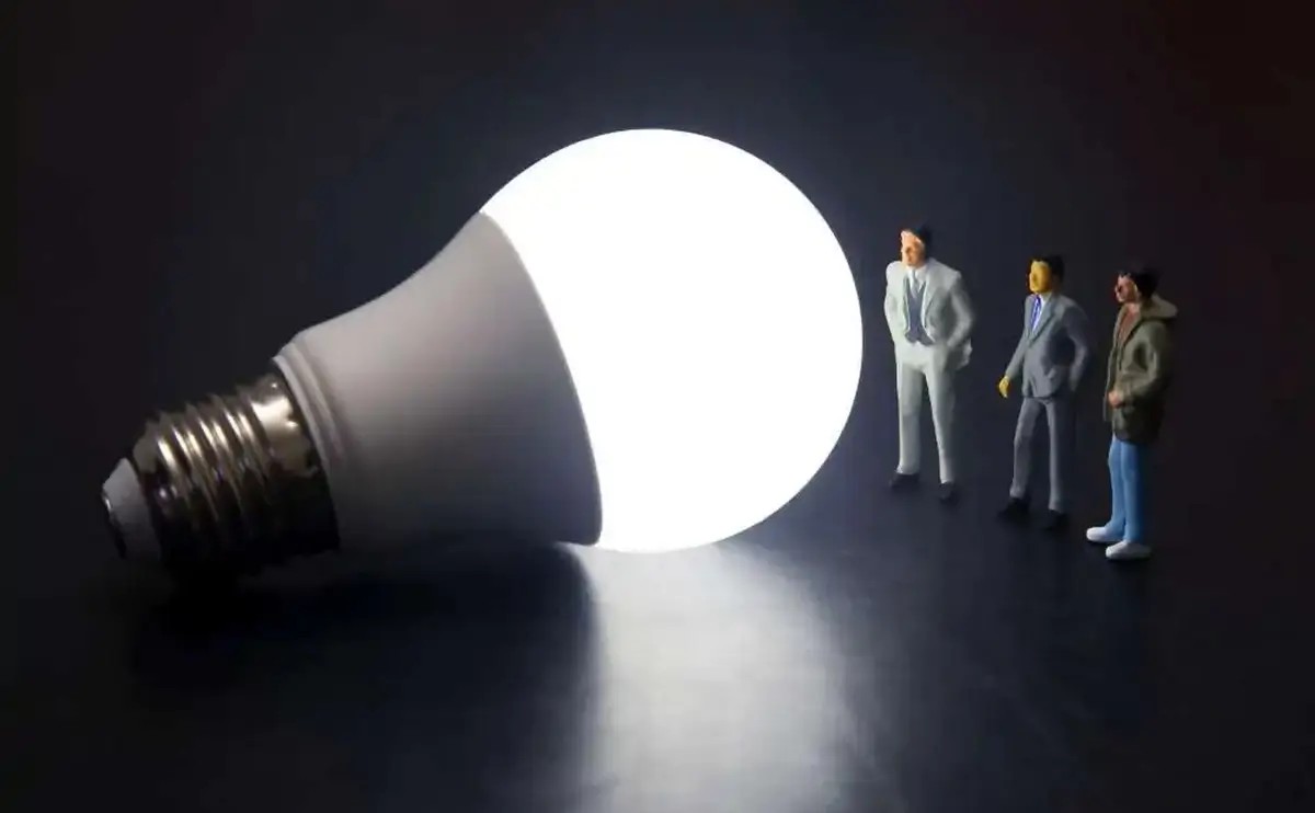 Elektrina v domácnosti – šetrime, ale ak nechceme byť potme, treba rozsvietiť