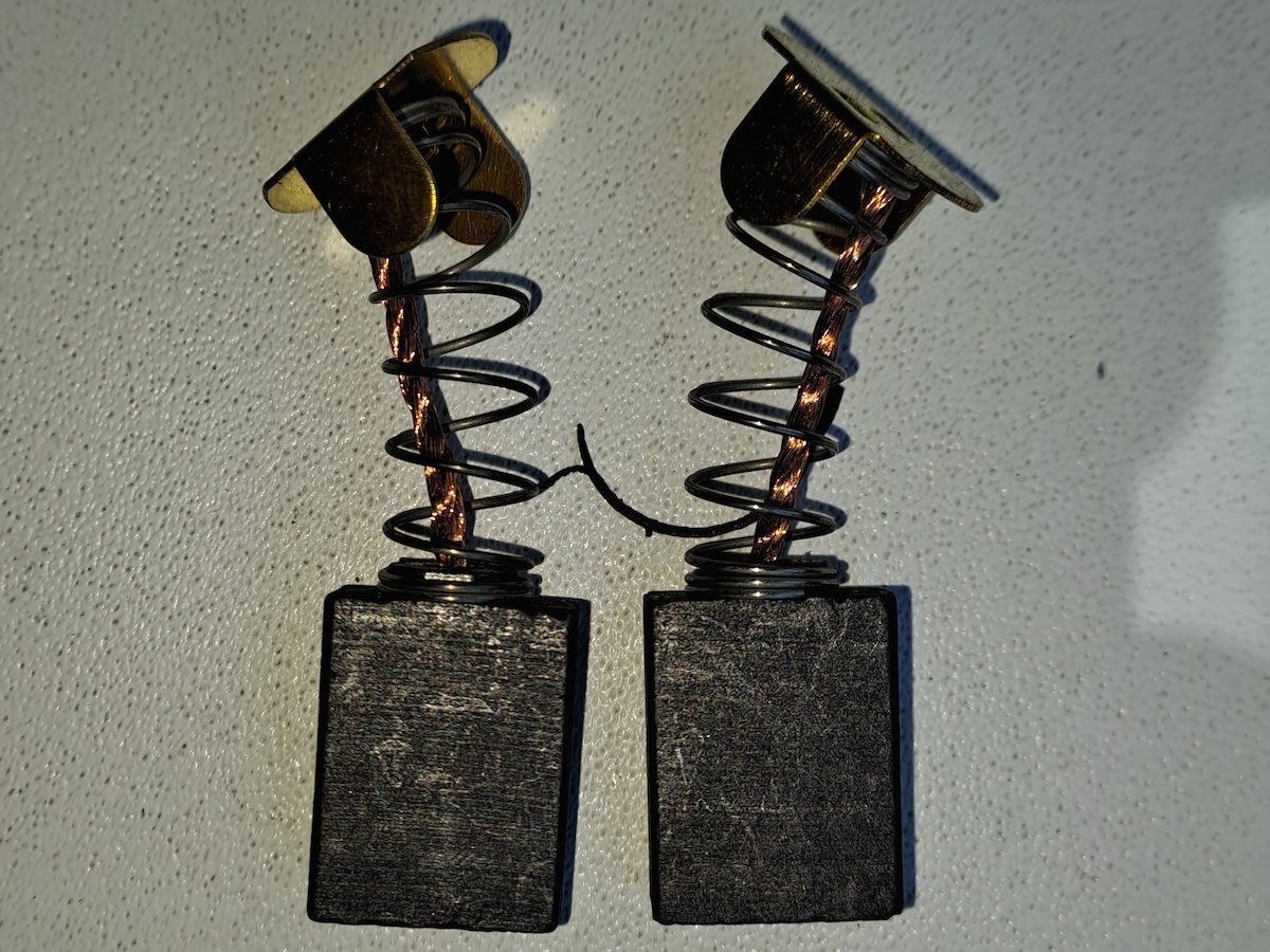 Našli sa uhlíky pre uhlovú brúsku 8892002 !!!