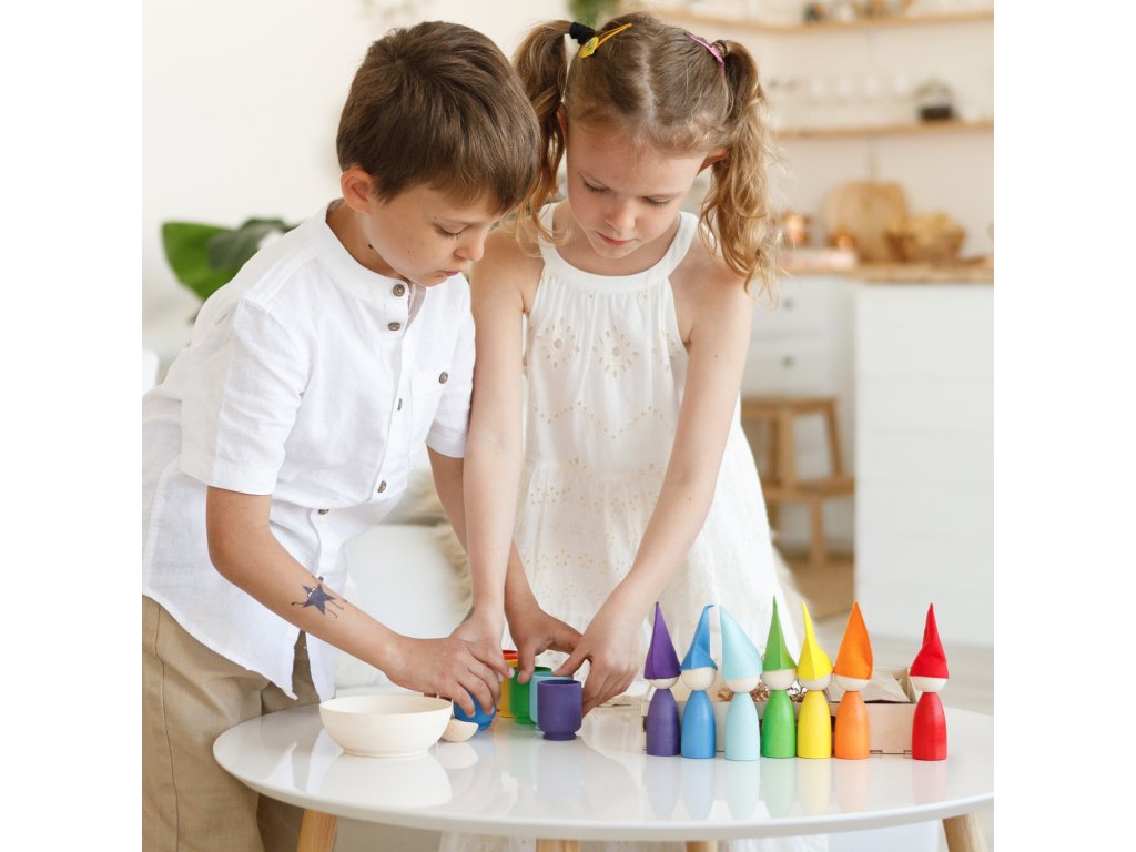 Montessori Holzspielzeug„ Rainbow: Peg Dolls in Cups with Hats and Balls‟ 2  verze - Ulanik