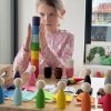 Montessori-Holzspielzeug "Steckpuppen mit Hüte, Betten und Tassen"