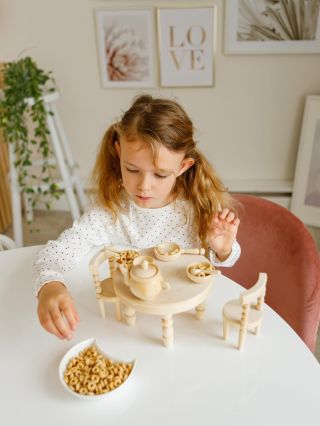 Tak malý svět, a přece všechno jako u dospělých. 😍 👉🏻Sada nábytku a nádobí pro panenky. ❗️Nedoporučujeme mýt pod tekoucí...