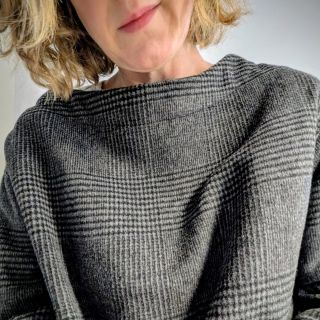 Klasické káro, které nikdy nevyjde z módy. Nadčasovost v každém vláknu. #vlnenyutikacek #damskamoda #karovanyvzor #pohodli...