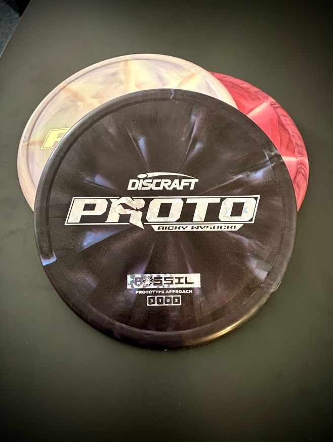 Dvě novinky od Discraftu 🔥 Prototypy nových disků - putter Fossil a driver Hallux - v řadě Rickyho Wysockiho 🦖🦖 Mrkněte na...