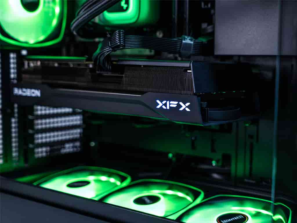 High-end herní PC s vodním chlazením a RTX 5080