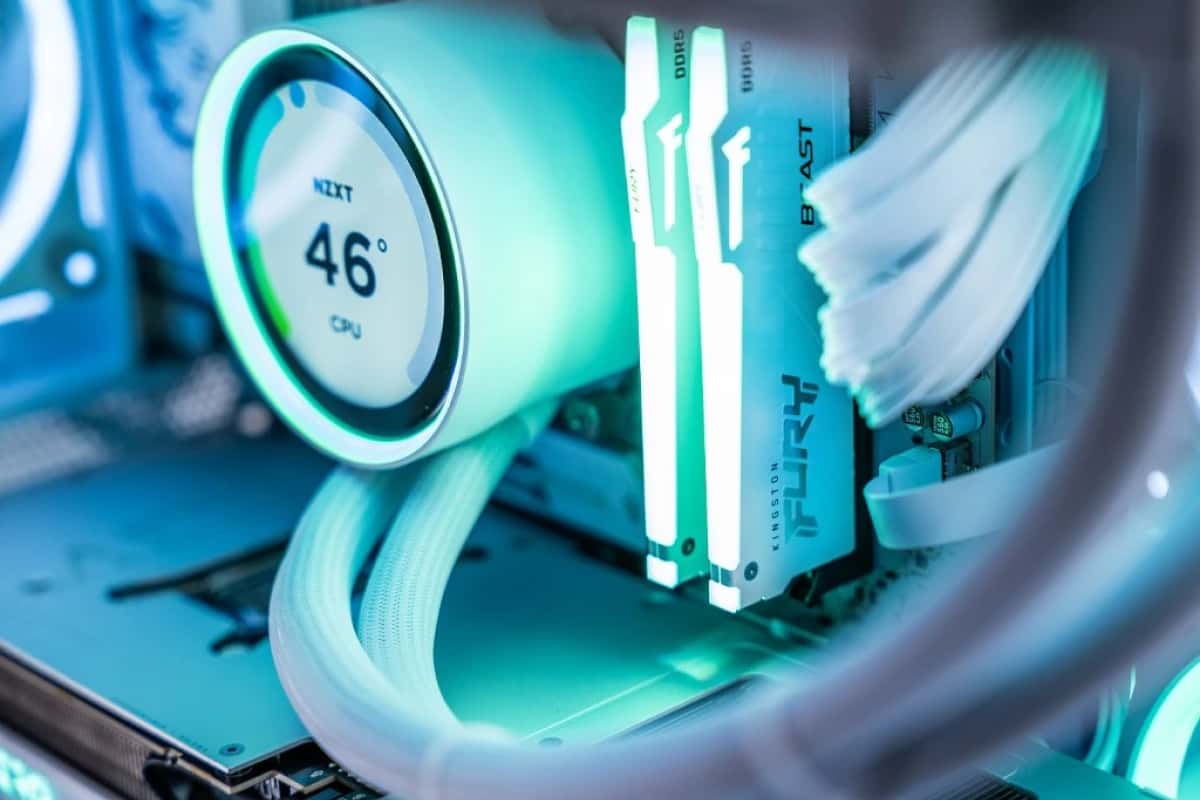 Ruční skládání herního PC v dílně UltraComp v Praze