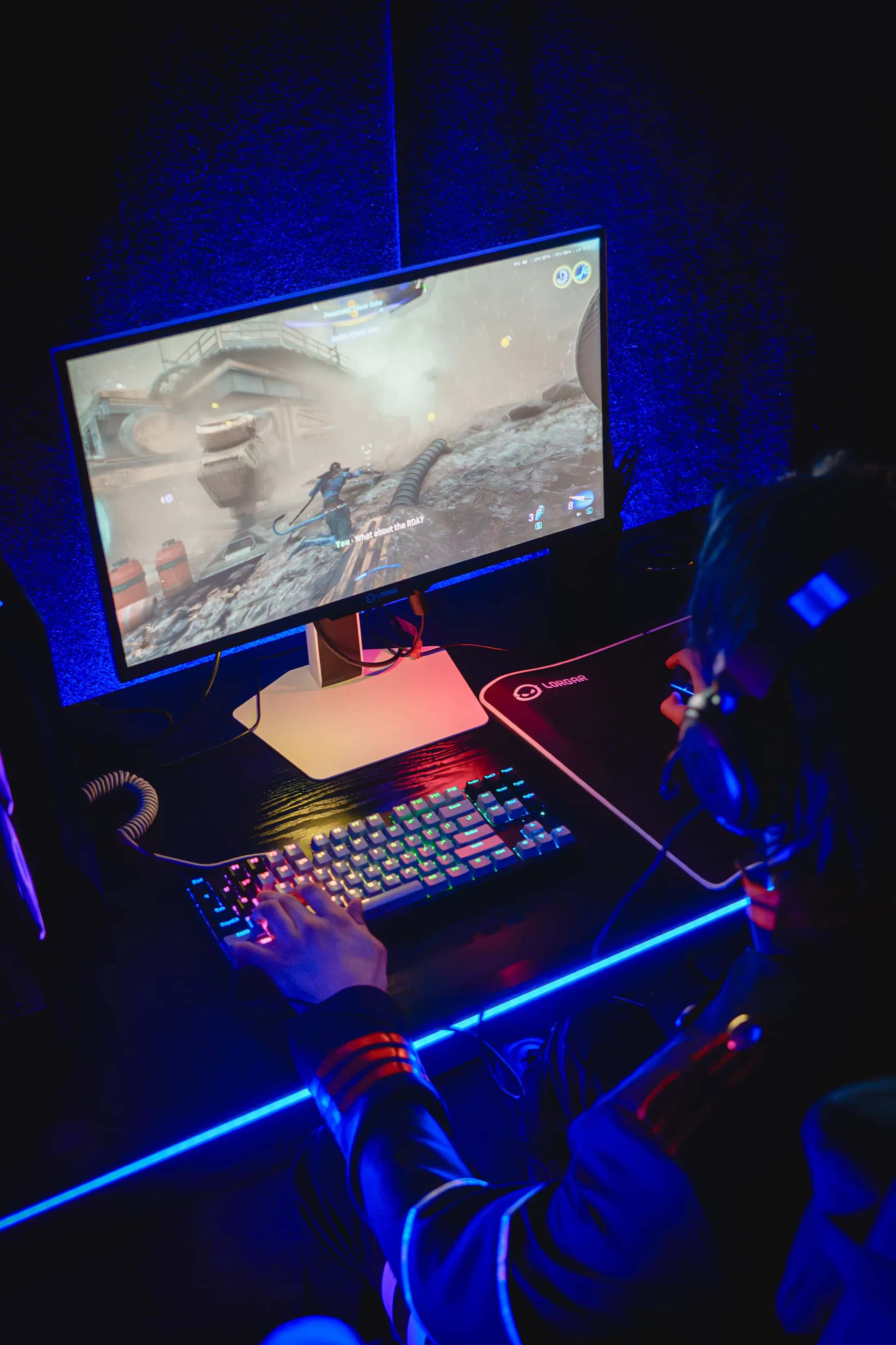 Monitor Lorgar 25LP1 PRO na herním stole