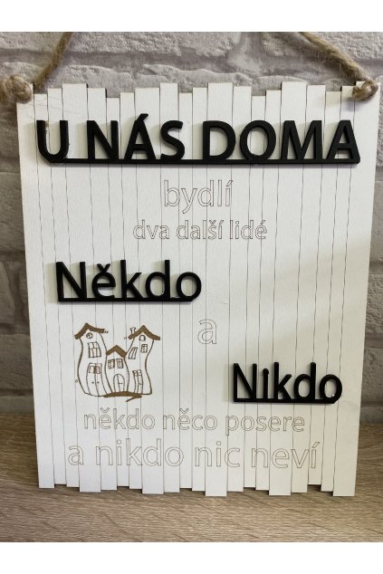 Dřevěná cedulka 21x25,0,5cm s 3D nápisem - Nikdo a Někdo