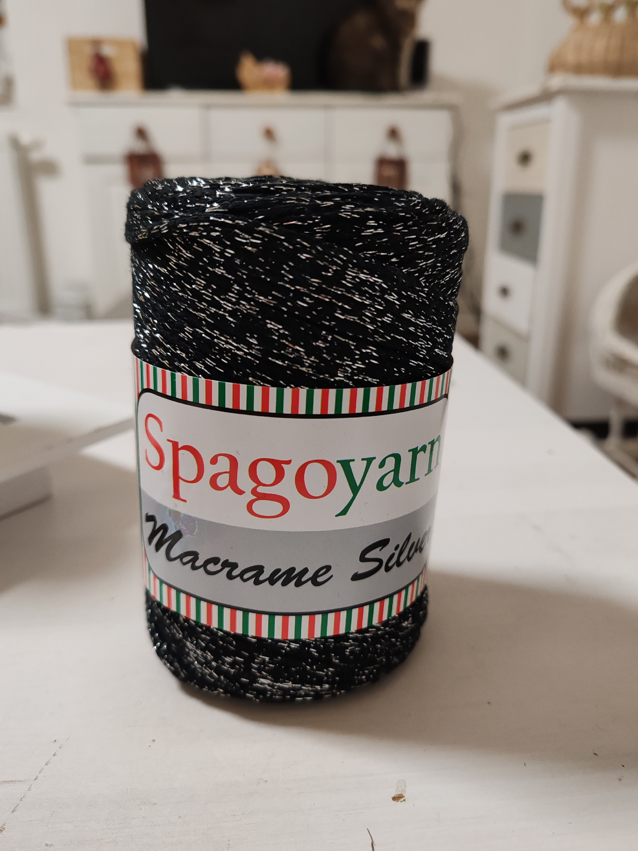 SPAGO YARN Macrame Silver - 275 m / 250 g 2. barva: černá + střbrné vlákno, 4. číslo barvy: 123