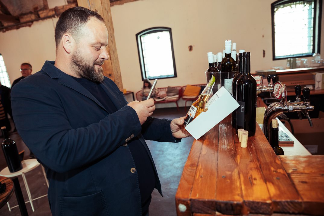 Frontman „Vinařství roku 2022“ Jindřich Kadrnka na degustaci Umění vína!