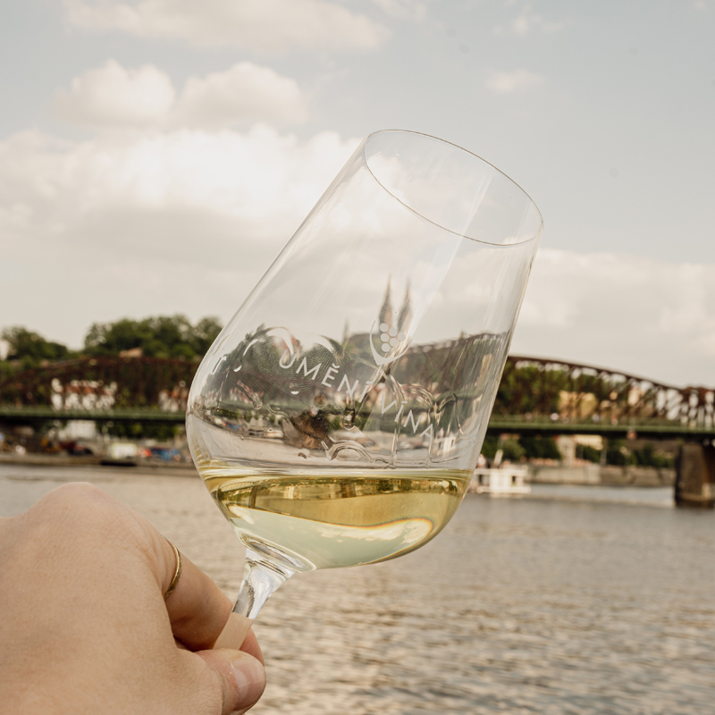 Zóna Umění vína na pražské Náplavce