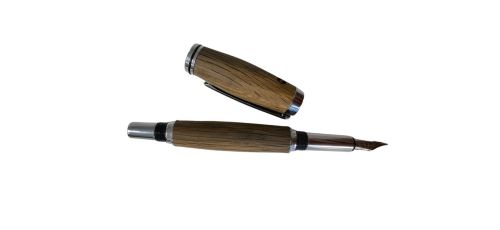 Umění vína má originální dárky. Třeba dřevěná pera ze starého sudu.