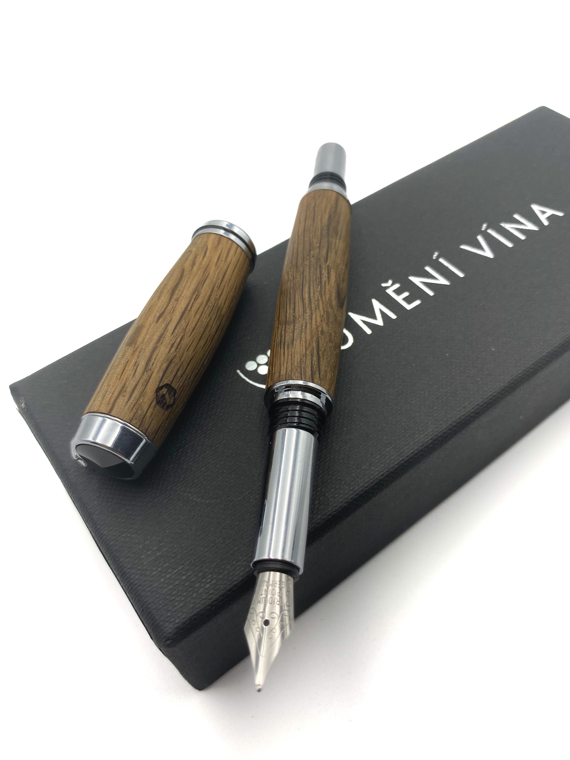 Dřevěné plnící pero