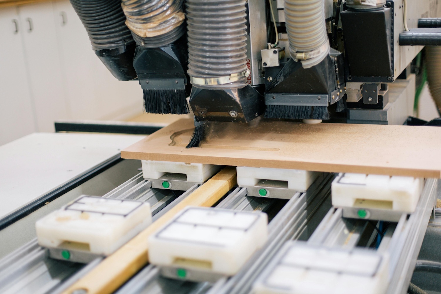 proc-se-stejny-nabytek-prodava-pod-ruznymi-znackami-jak-funguje-oem-a-private-label-vyroba-v-nabytkarstvi