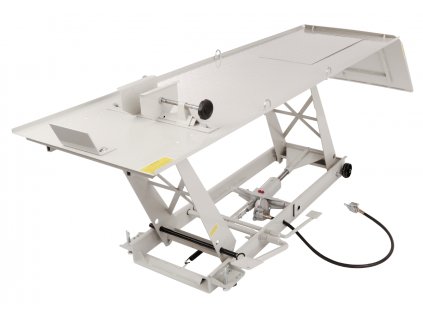 Zvedák motocyklů 450 kg – hydraulický, pojízdný, pedálový