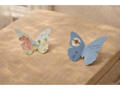 kovový motýl dekorace