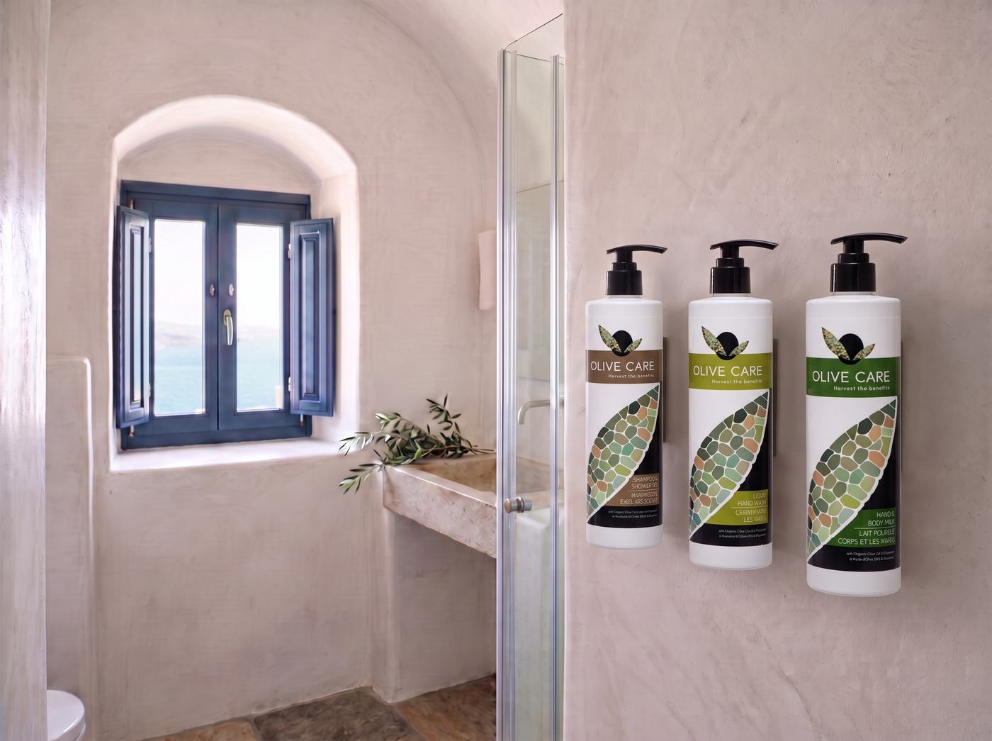 Dávkovače OLIVE CARE v držiakoch Invisible v hotelovej kúpeľni