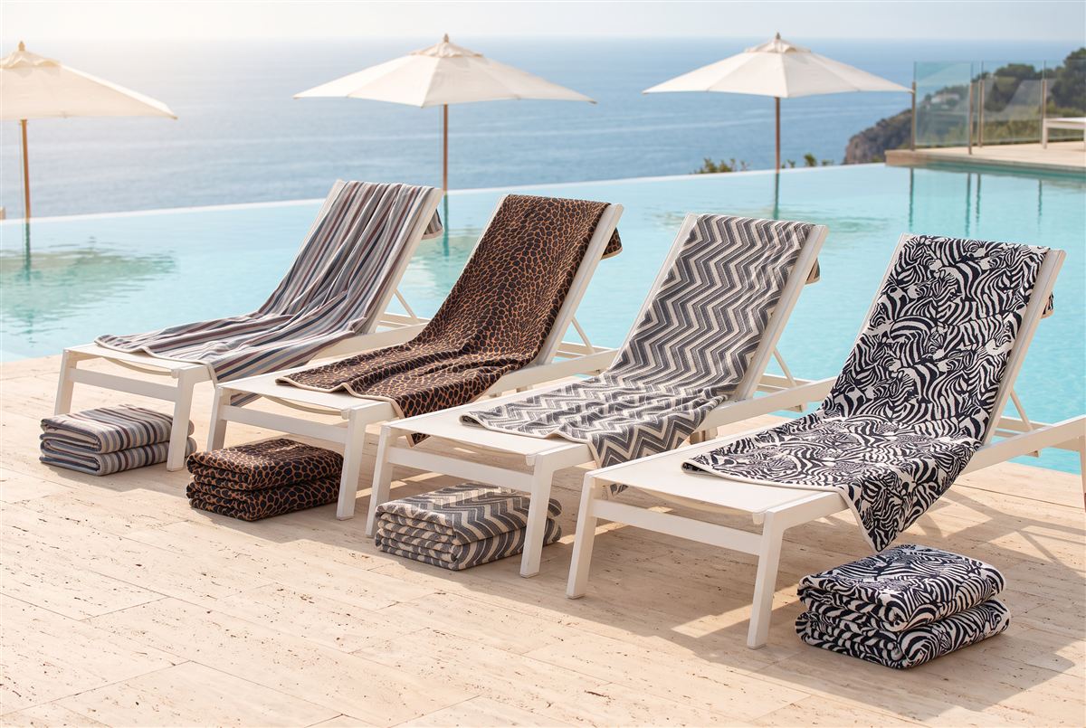 Luxusné osušky BEACH SPECIAL na lehátkach pri hotelovom bazéne