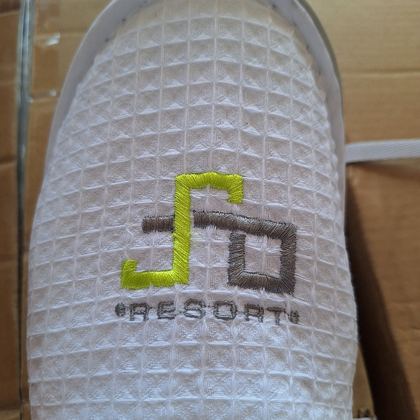Logo brodat