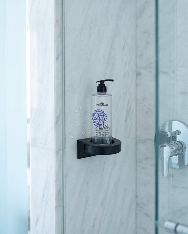 Haar- und Körpergel SKIN ESSENTIALS in der Halterung MAGNET in der Dusche