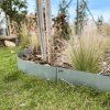 Geschwungene verzinkte Beeteinfassung im Garten